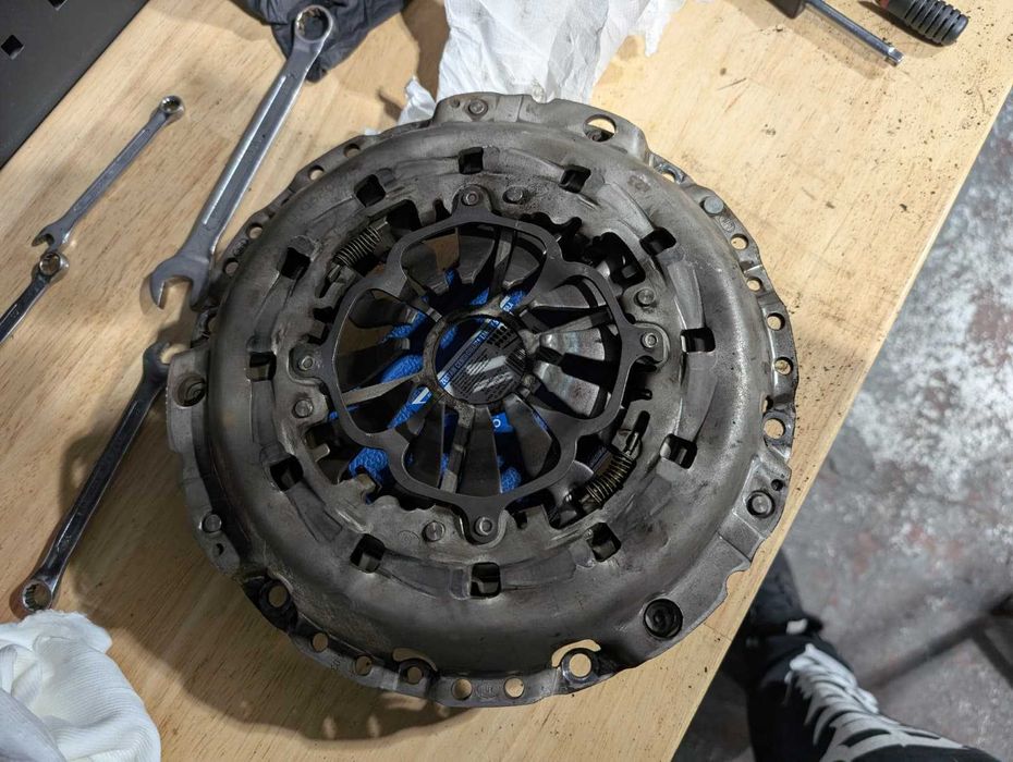 Kit embraiagem completa da Sasch, pouco uso.