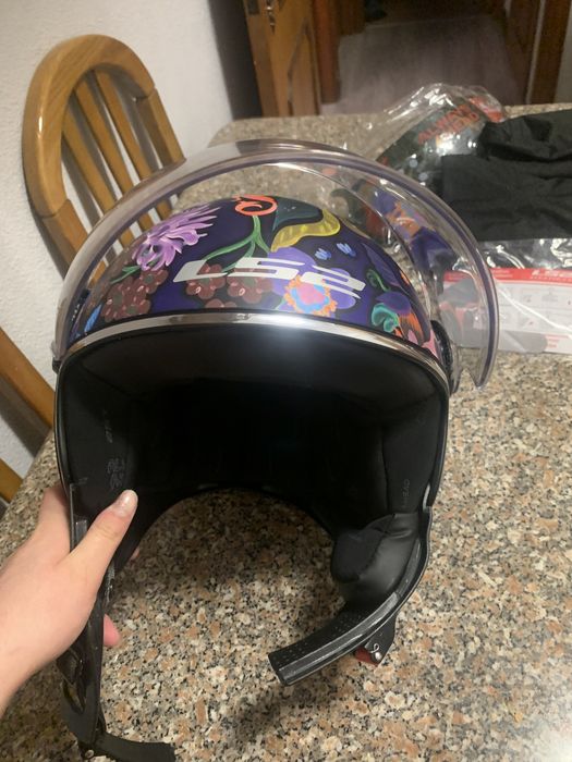 Capacete feminino tipo jet LS2