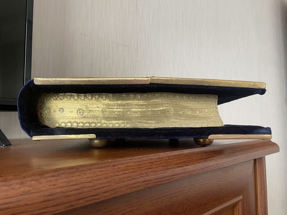 Евангелие в окладе с финифтью