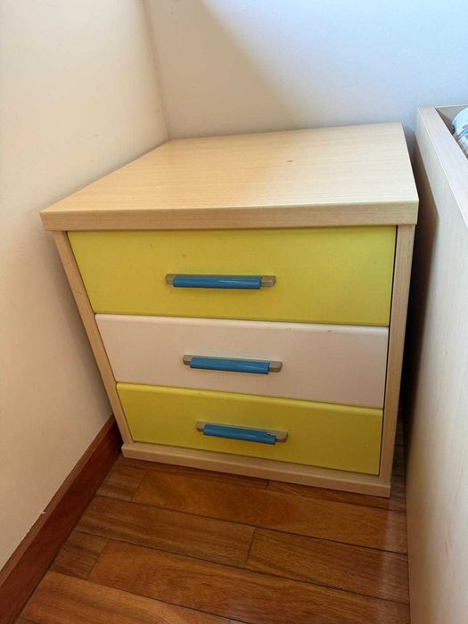 Quarto de criança completo – cama + cómoda + mesa de cabeceira