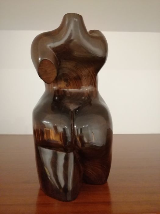 Estatueta em madeira maciça