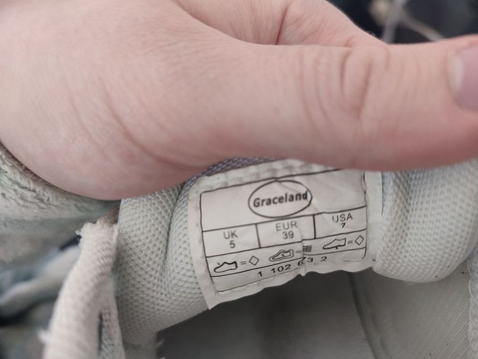 Białe sneakersy damskie