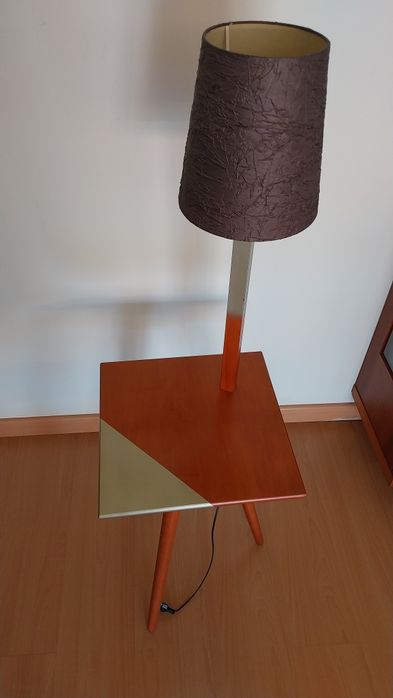 Mesa de apoio com candeeiro