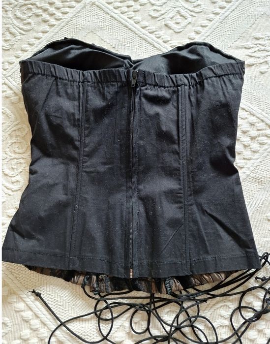 Top com atilhos, cetim e brilhantes