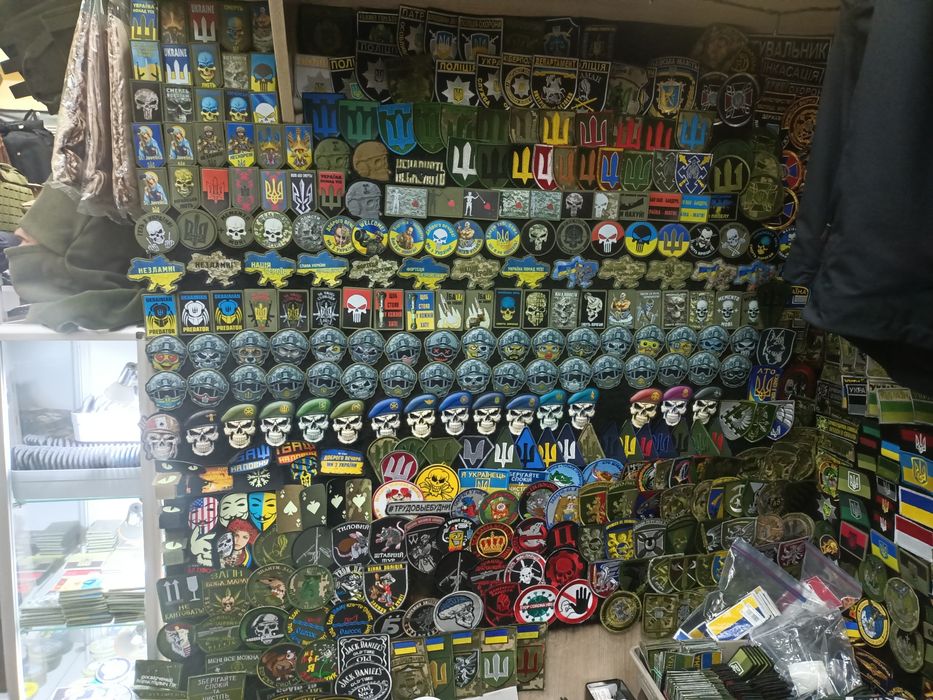 Шевроны разные, много