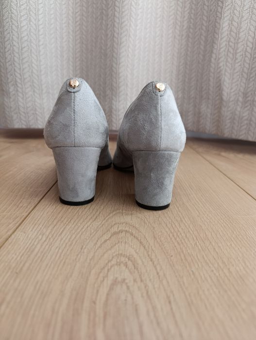 Szare buty na obcasie