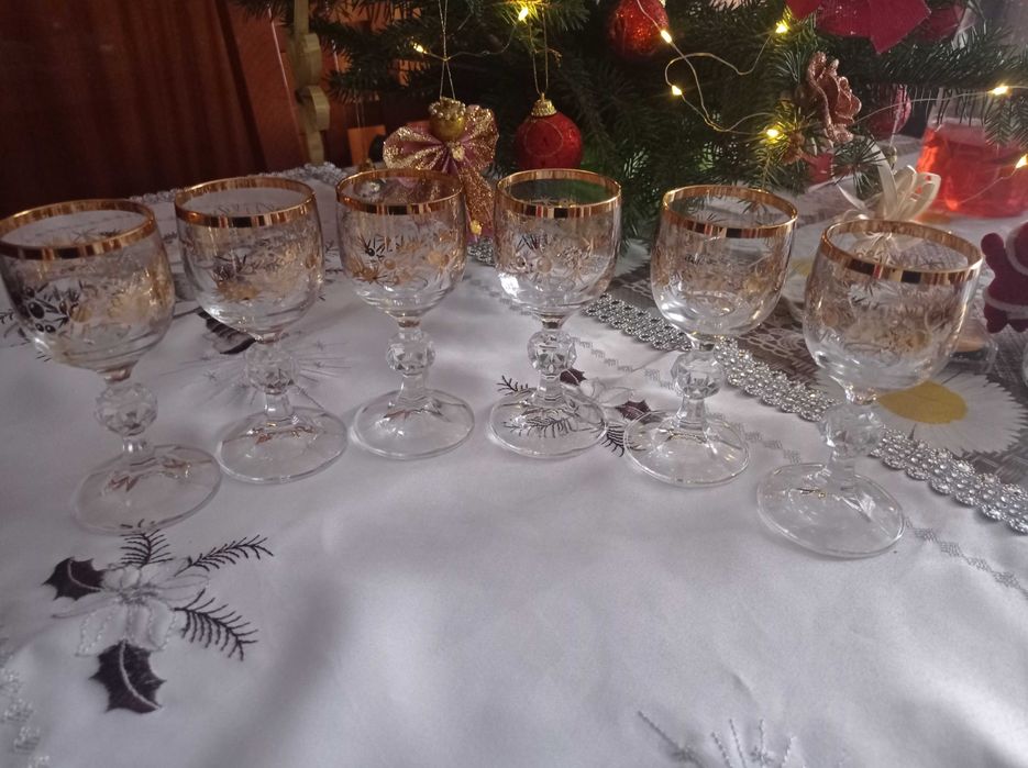 Kieliszki ze zlotym wzorem