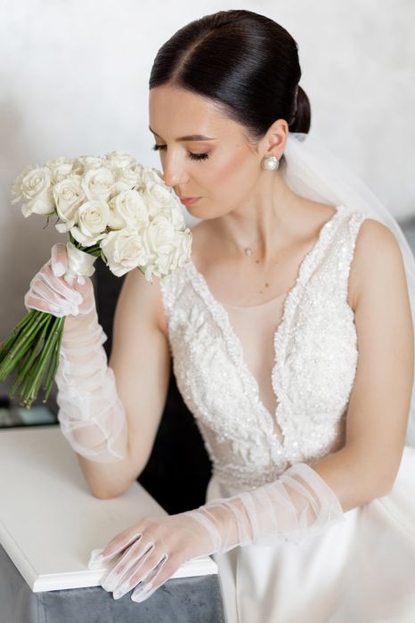 Прадаю весільну атласну сукню