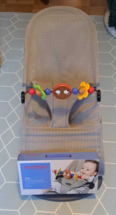 Bujak BABYBJORN BLISS MESH - szary beż, wraz z oryginalną zabawką
