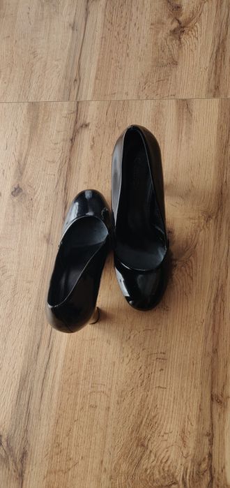 Czarne buty na wysokim obcasie