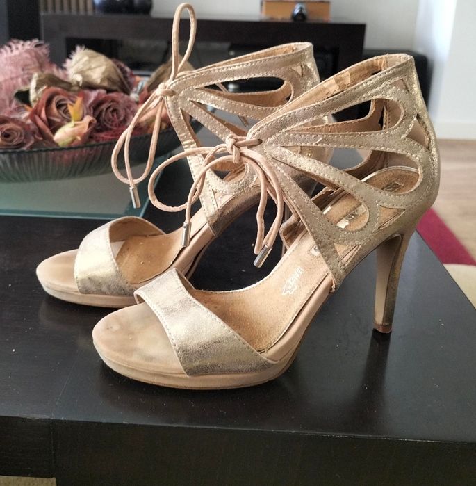 Sandálias de salto alto