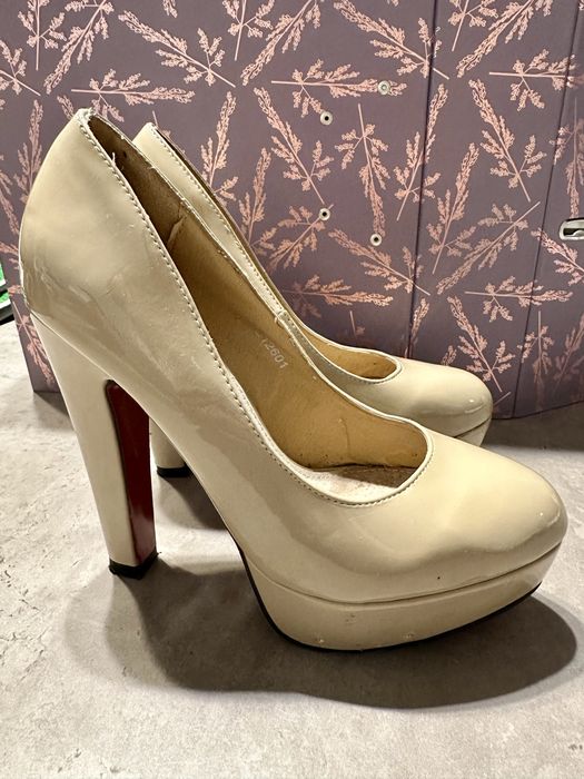Bardzo wysokie szpilki beżowe błyszczące czerwony spód 36 13cm gruby obcas infilio
