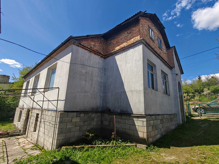 Утеплений цегляний будинок з комунікаціями в мальовничому місці.