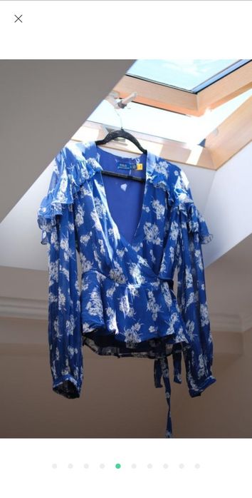 Розкішна блуза з баскою на запах від Ralph Lauren