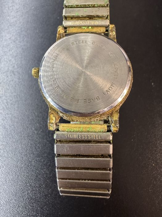 Stary sprawny zabytkowy zegarek naręczny trend design