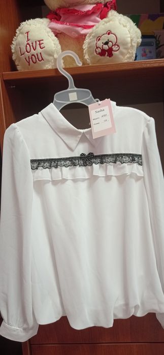 Продам блузку школьную.