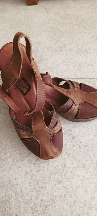 Sandálias em tons de castanho