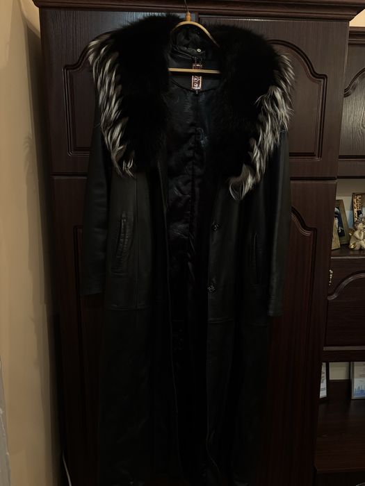 Шкірярий плащ з ковніром  натурально песця