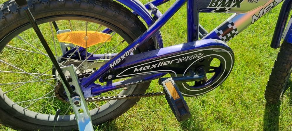 Rower Mexller do nauki jazdy z bocznymi kołkami.