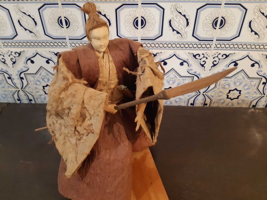 Artesanato japonês, imitando senhor feudal, altura 31cm