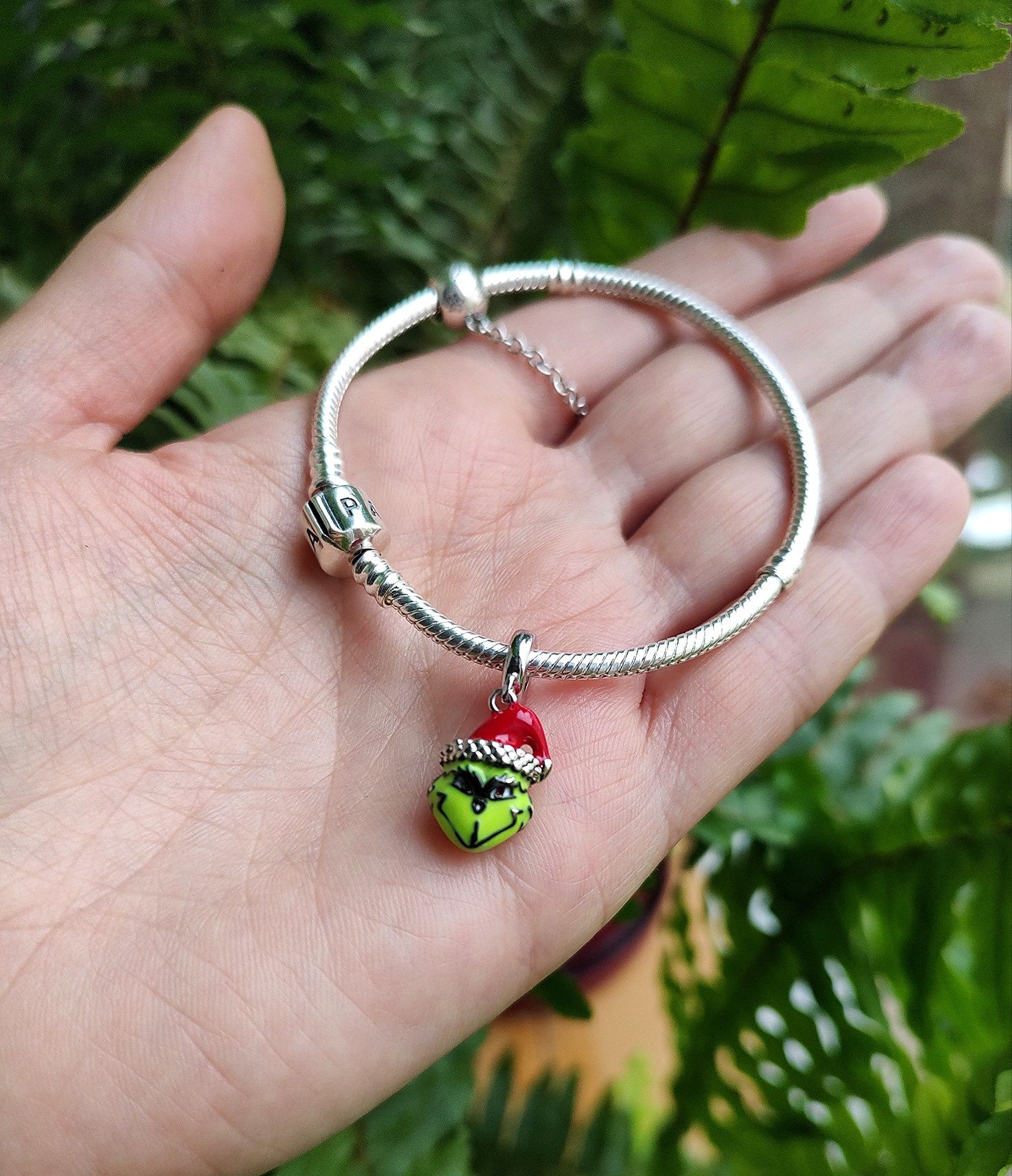 Grinch hotsell pandora charm