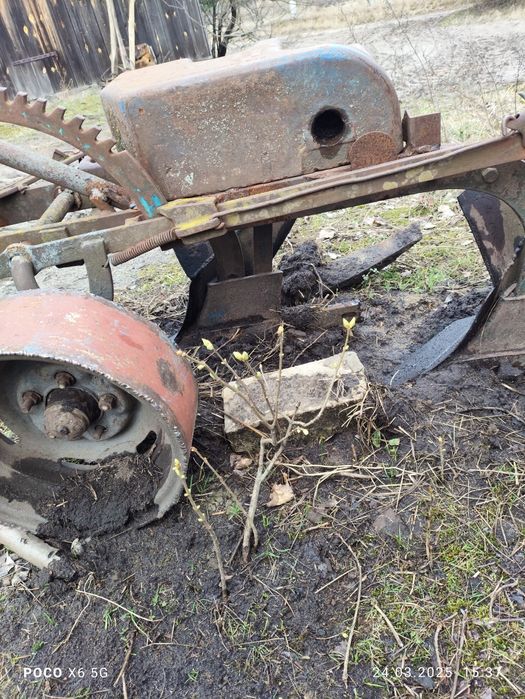 Плуг двокорпусний