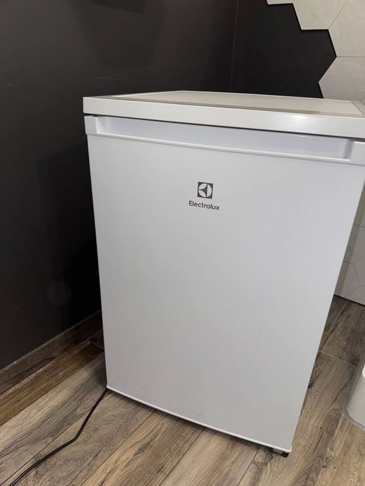 Sprzedam kompaktową i niezawodną lodówkę Electrolux LXB1AE13W0 (biała)