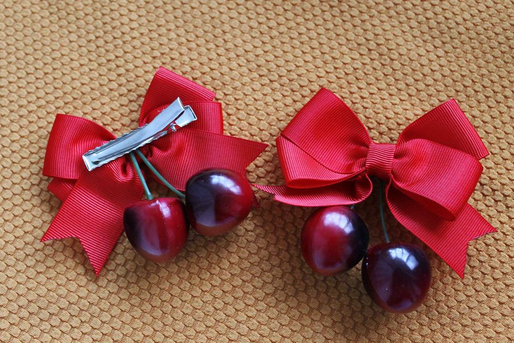 Червоні заколки вишеньки з бантиком