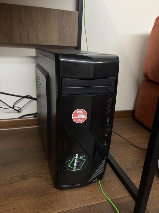 ПК персональний компʼютерний зібраний з клавіатурою та морітором