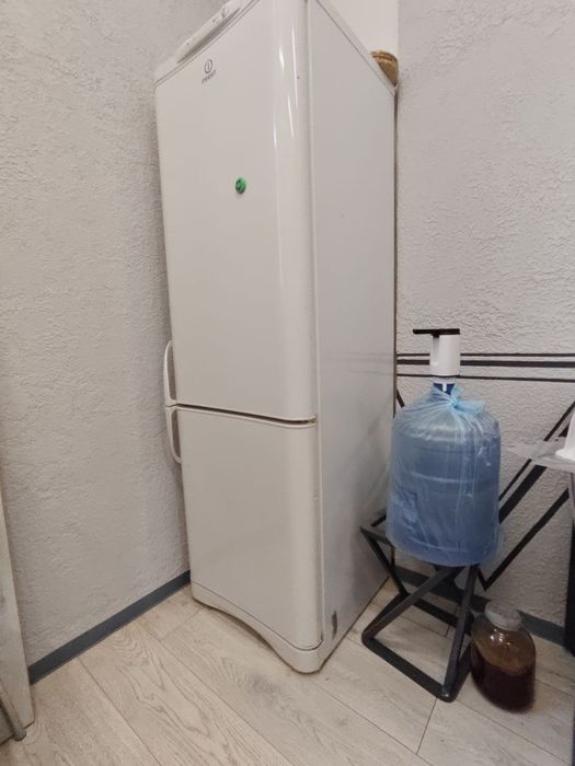 Продам холодильник indesit 185 см