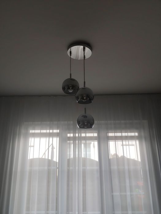 Lampa wisząca w kolorze srebrnym