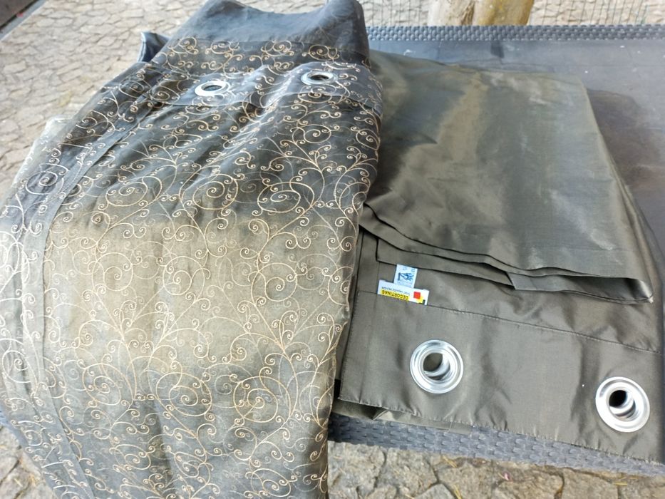 Conjunto de três cortinas organza bordadas