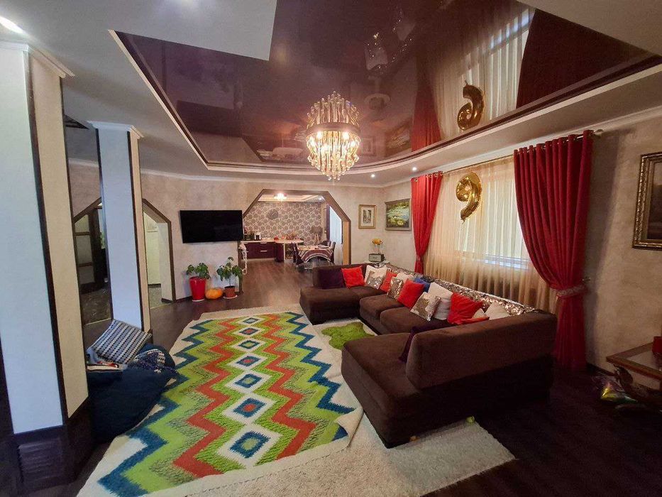 Просторий будинок із відпочинковим комплексом. Продаж