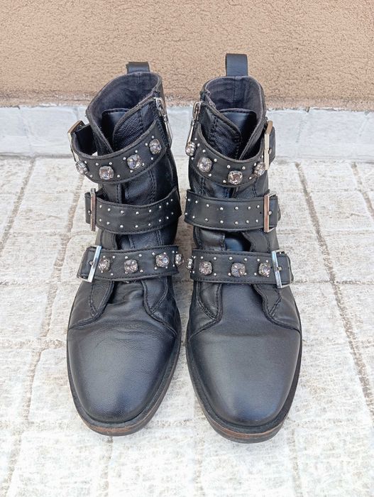 Botas pretas com tachas pele Stradivarius