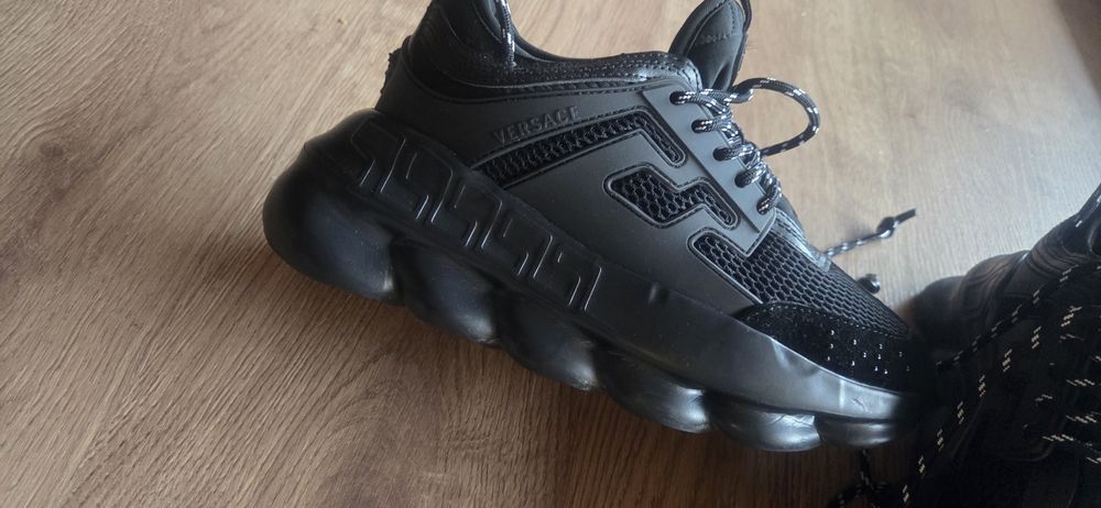 Versace chain reacion