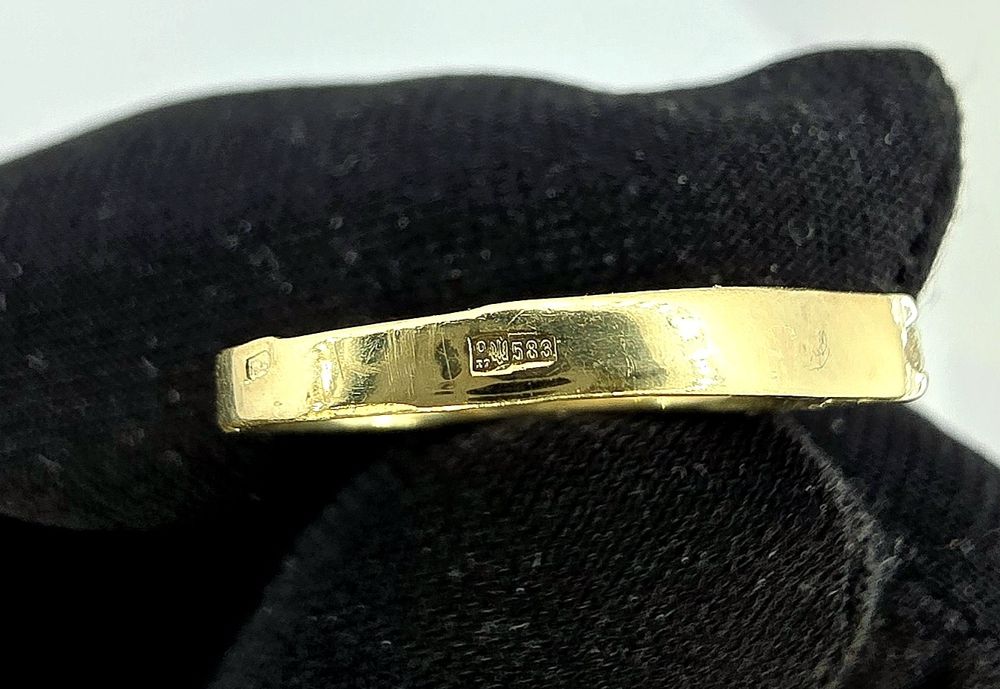 Золота каблучка з діамантами