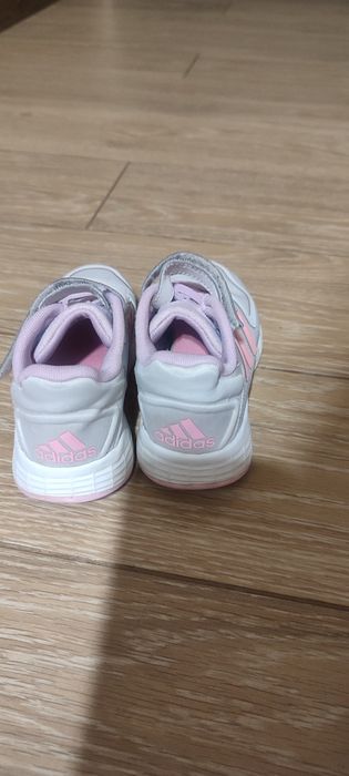 Кросівки adidas  .