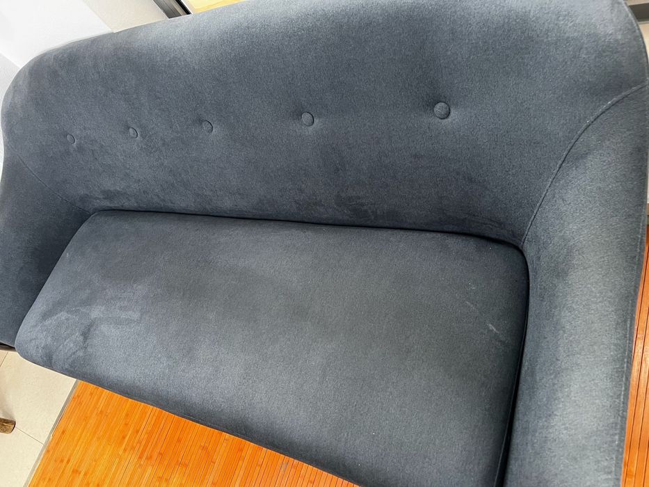 Sofá moderno e confortável – Como novo!