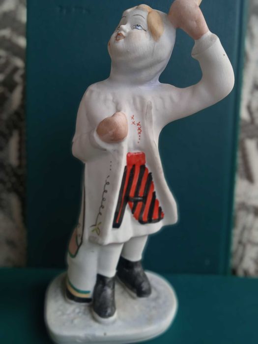 Статуэтка фарфоровая- бесквит .Девочка с рогом.