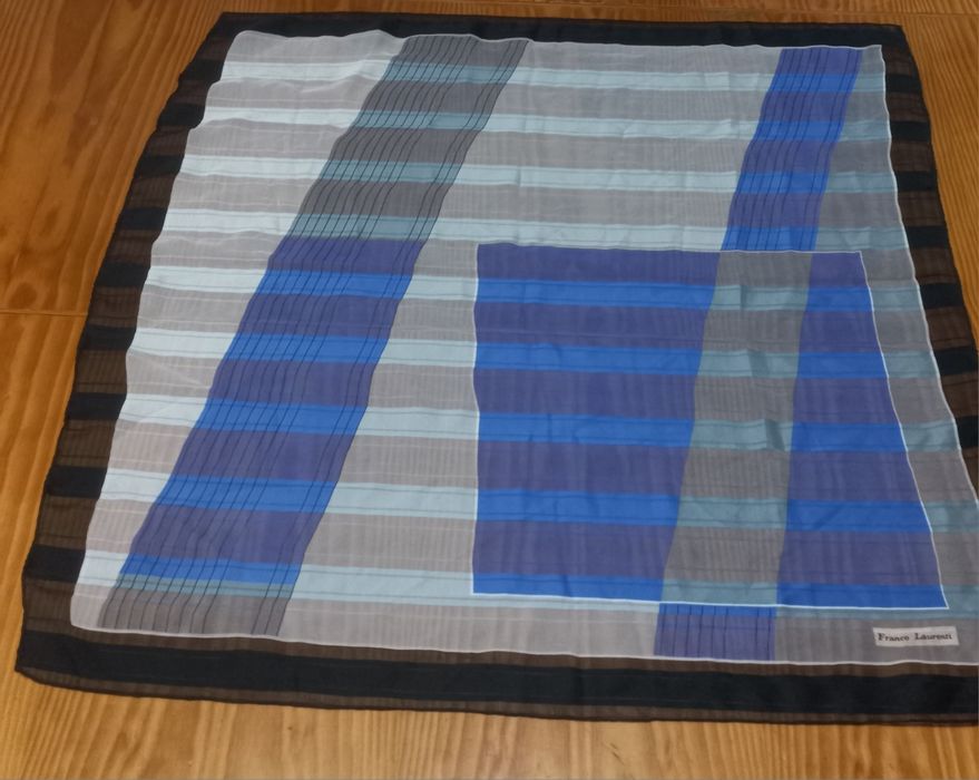 Lenço em tons azuis