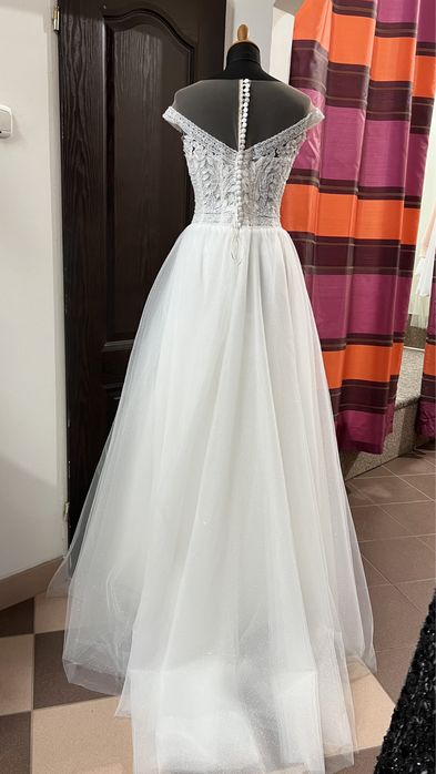 Suknia ślubna z błyszczącą warstwą spódnicy