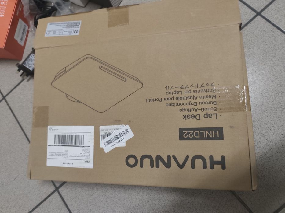 Nowa podstawką z torbą na laptopa