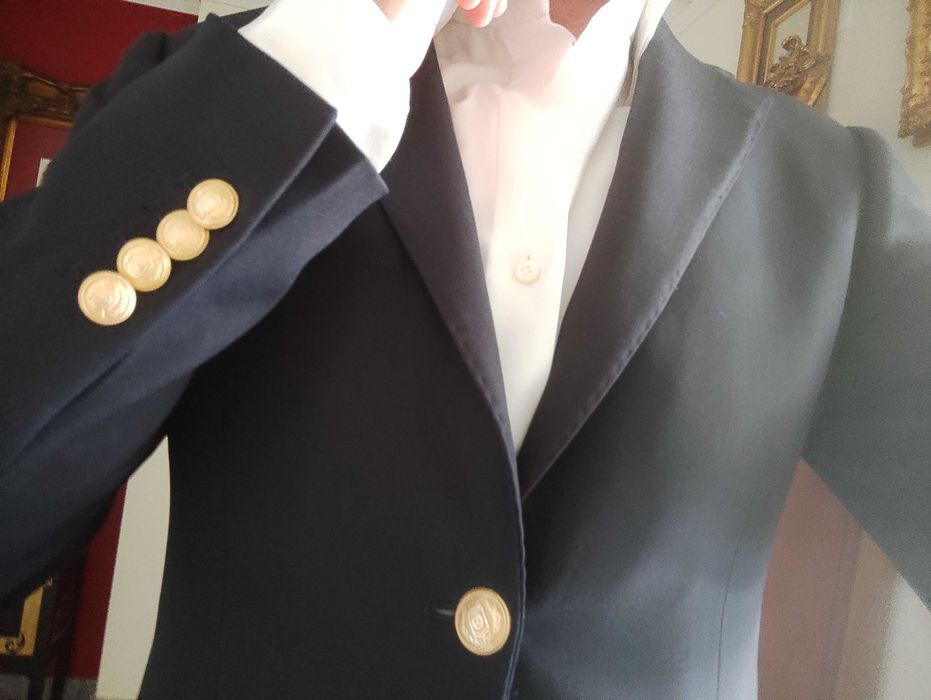 Blazer azul escuro com botões dourados da loja oficina Mustra. Luxo