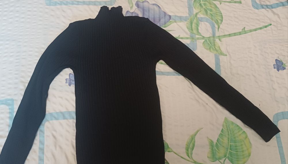 Гольф чорного кольору,