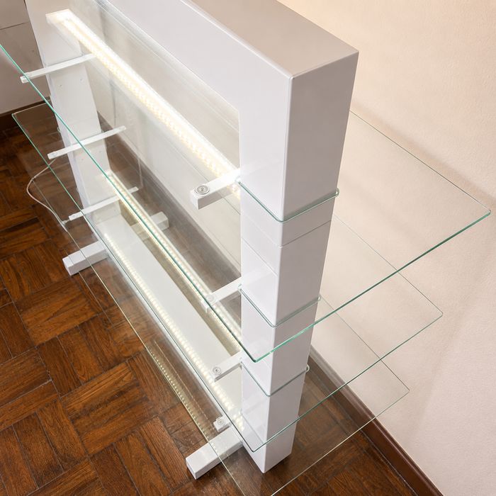 Estante moderna branca com LED e vidro temperado | 140x120 cm | Com rodas
