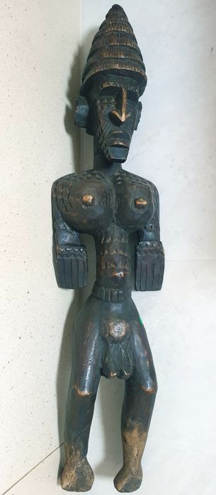 Grande antiga escultura da Deusa da fertilidade africana em madeira