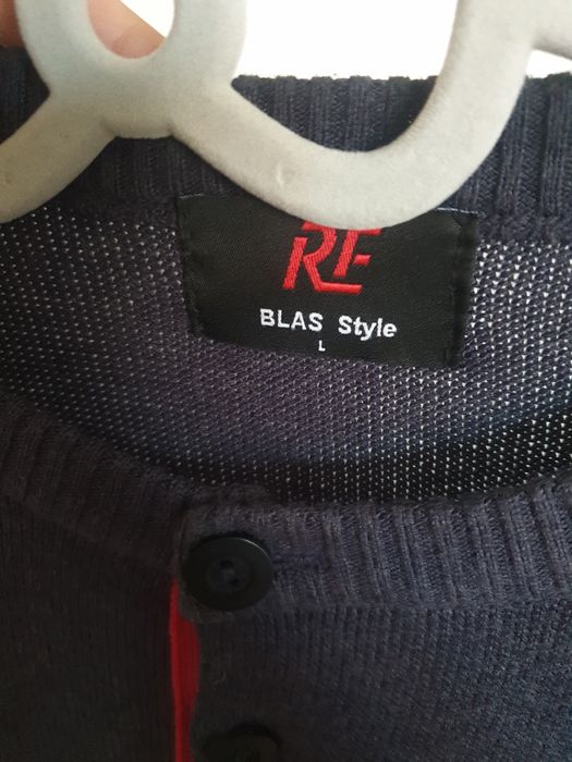 Granatowy sweter męski.