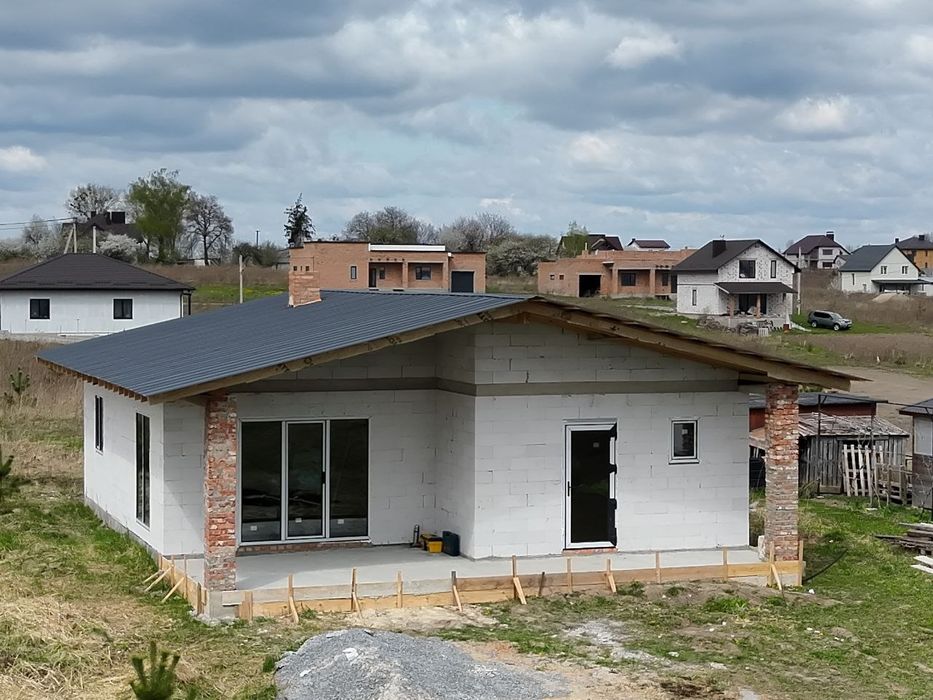 Продам будинок біля міста.