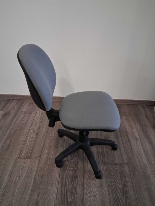 ID 62 - Vendo Cadeira escritório ergonómica com rodas sem braços cinza