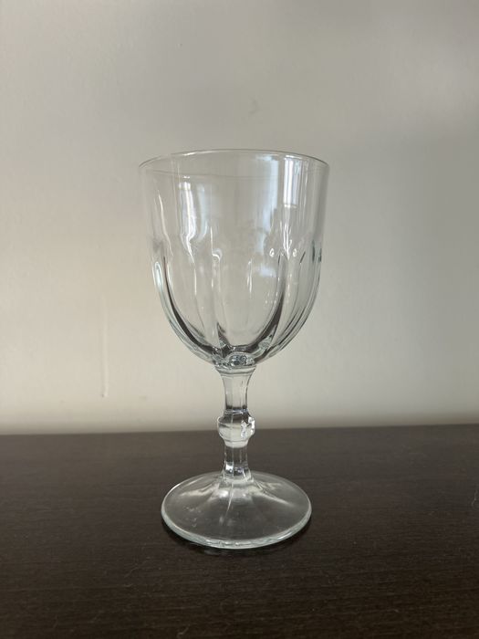 Copos de vinho, água e flute